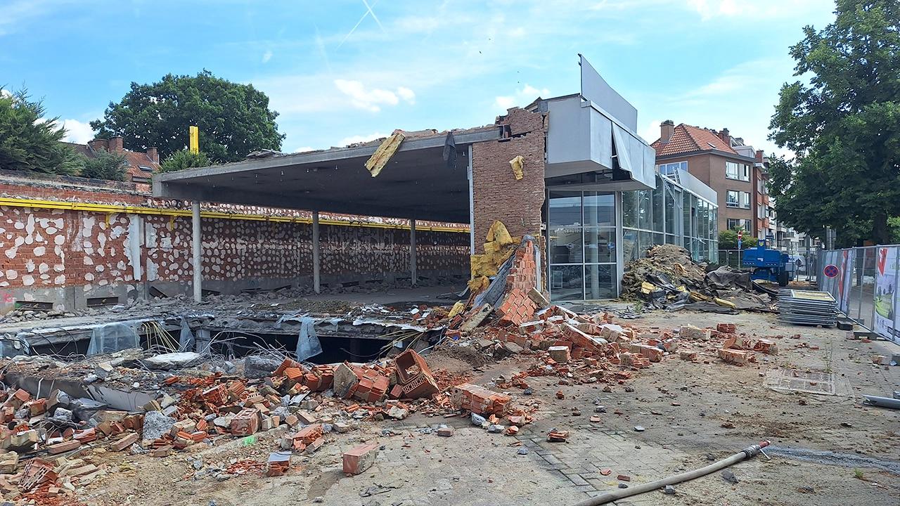 Démolition de l’ancien bâtiment sur le chantier Stock-L à Woluwe-Saint-Pierre