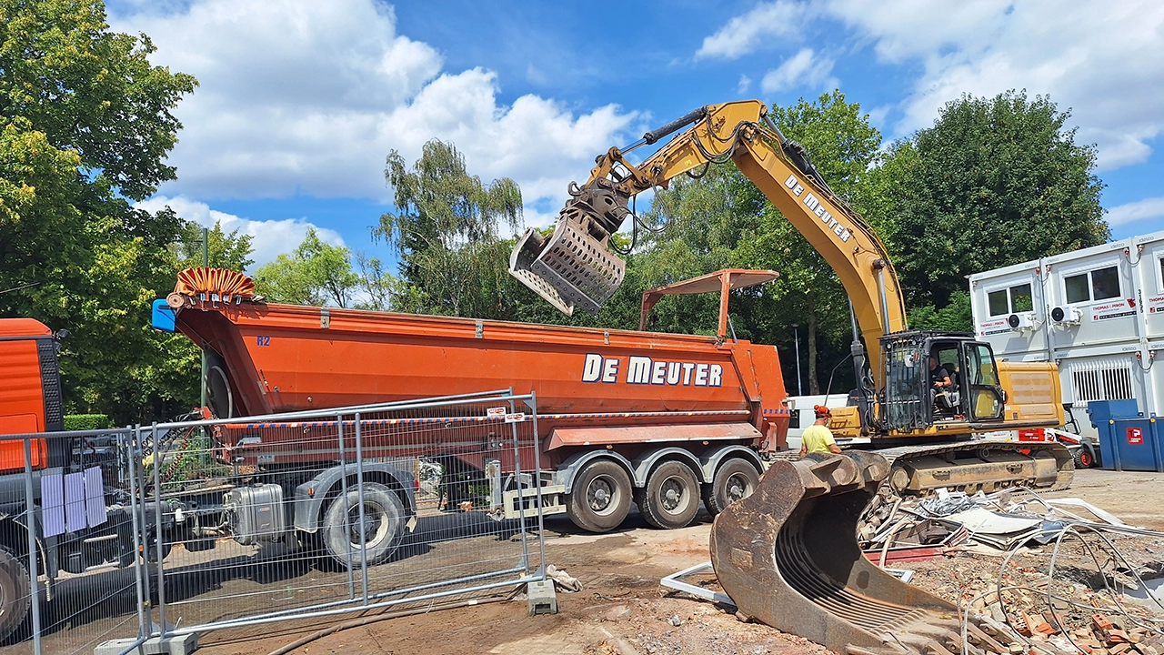 Évacuation des gravats avec une pelleteuse sur le chantier Stock-L