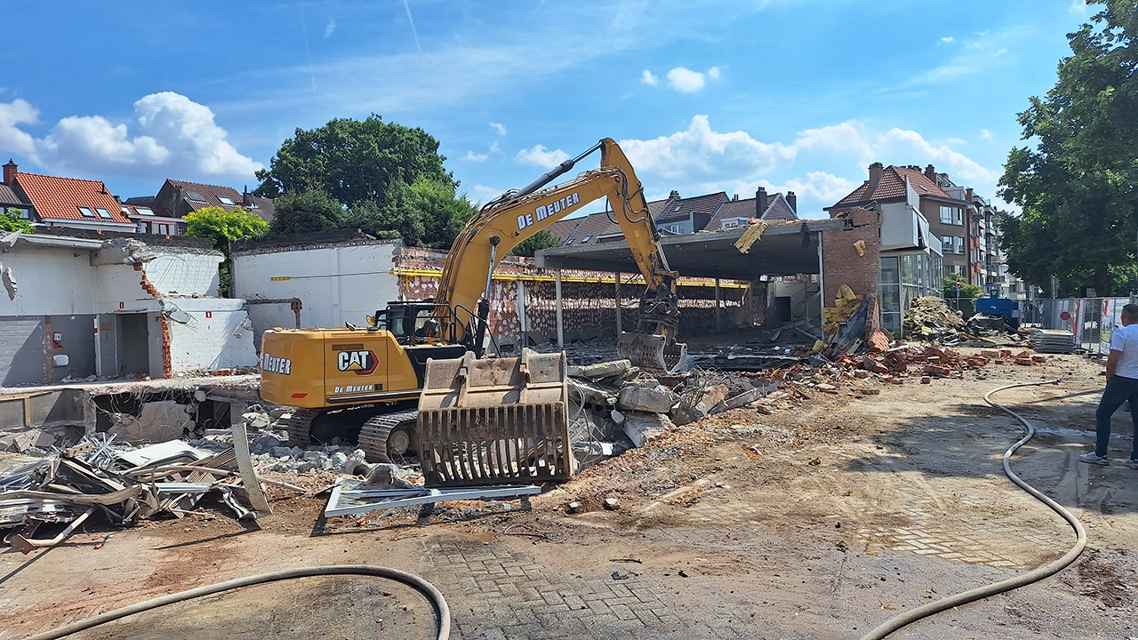 Pelleteuse en action pendant la démolition du chantier Stock-L