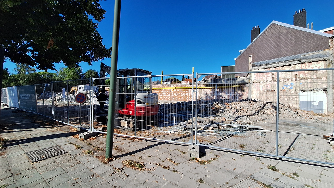 Terrain dégagé après démolition sur le chantier Stock-L à Woluwe-Saint-Pierre